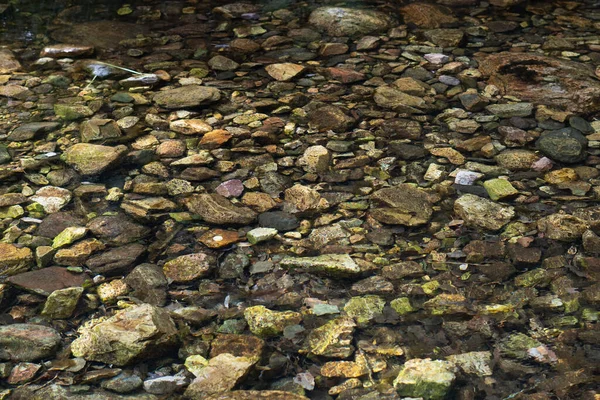 Μια Όμορφη Βολή Από Πέτρες Στην Όχθη Ενός Ποταμού — Φωτογραφία Αρχείου