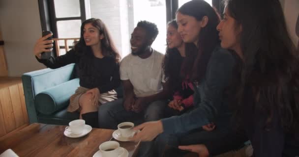 Кадри Друзів Які Добре Проводять Час Разом Кафе Фотографуючи Разом — стокове відео