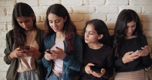 Footage Friends Having Good Time Together Cafe Using Smartphones — Video