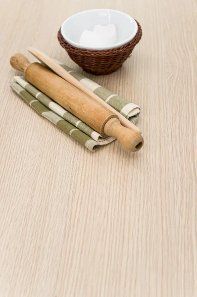 Küchenutensilien Aus Naturholz Und Eine Serviette Auf Einem Hölzernen Hintergrund — Stockfoto