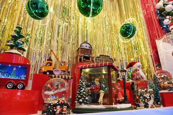 Turin Itália Novembro 2021 Decorações Coloridas Natal Loja Temporária Reaberta — Fotografia de Stock