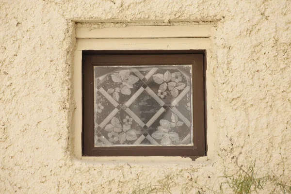 Primer Plano Una Pequeña Ventana Cristal Edificio Antiguo —  Fotos de Stock