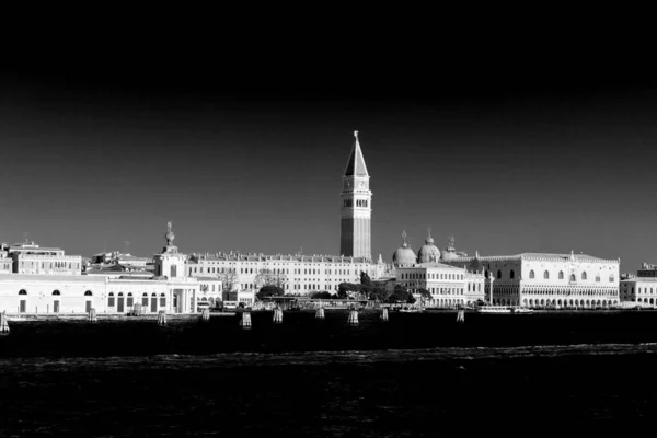 对威尼斯 圣马可广场和蓬塔 多加纳经典风景的黑白艺术重新诠释 从朱代卡频道观看 — 图库照片