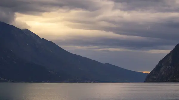 多云的天气 美丽的风景 高山和湖泊 — 图库照片