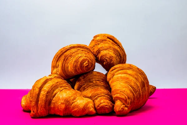 Färska Och Läckra Croissanterna Isolerade Fransk Frukost Koncept — Stockfoto