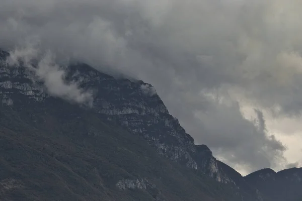 Paesaggio Nuvoloso Che Copre Cime Delle Montagne Rocciose Intorno Lago — Foto Stock