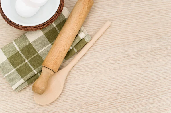 Natuurlijk Keukengerei Van Hout Een Tafelservet Een Houten Ondergrond Met — Stockfoto