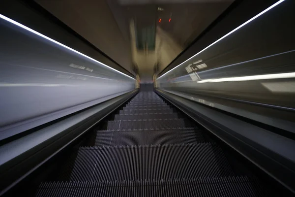 Guardando Basso Una Scala Mobile Stazione Della Metropolitana Trasporti Urbani — Foto Stock