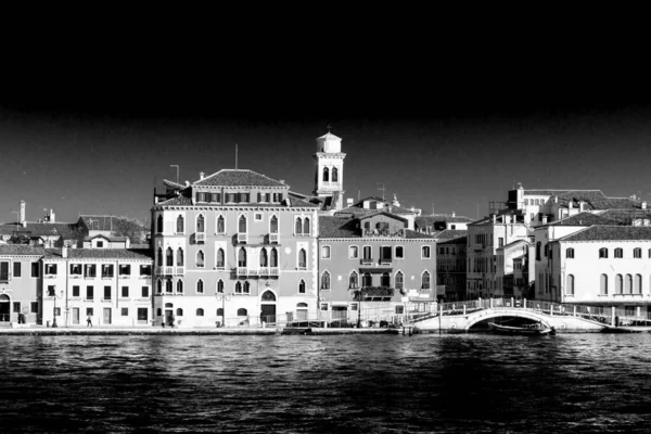 ヴェネツィアの古典的な風景の芸術的な黒と白の再解釈 川沿いの建物と ザッテレ地区 Giudeccaチャンネルからの表示 — ストック写真
