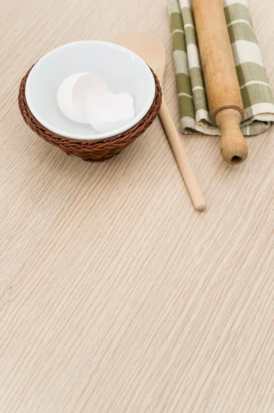 Küchenutensilien Aus Naturholz Und Eine Serviette Auf Einem Hölzernen Hintergrund — Stockfoto