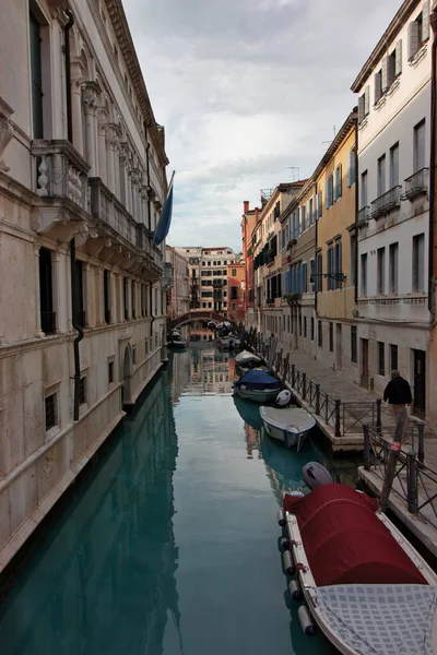 이탈리아 베니스의 건물들을 통과하는 운하들 — 스톡 사진