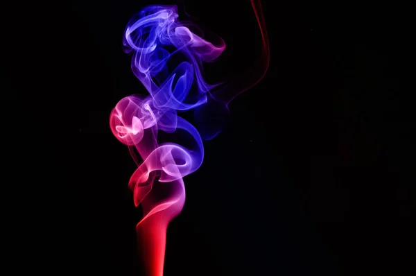 Eine Abstrakte Spur Eines Bunten Rauchs Auf Schwarzem Hintergrund — Stockfoto