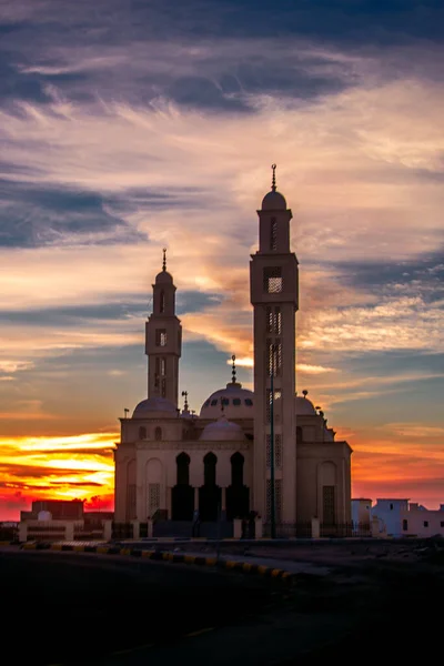 Een Verticaal Shot Van Moskee Hurghada Egypte Bij Zonsondergang — Stockfoto