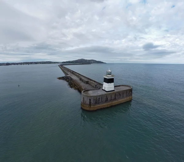 イギリスのウェールズにあるHolyhead防波堤灯台 — ストック写真