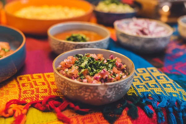 Gros Plan Différents Plats Mexicains Sur Table Salades Soupes — Photo