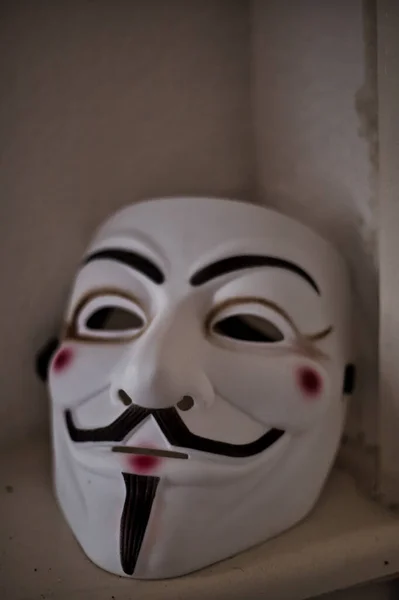 棚にガイ フォークスのマスクの美しいショット — ストック写真