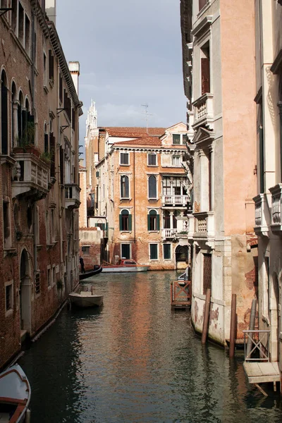 Los Canales Través Los Edificios Venecia Italia — Foto de Stock