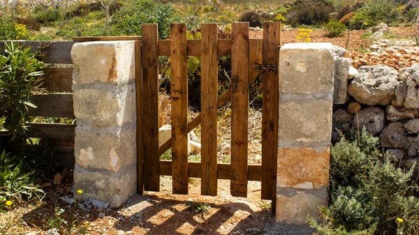 Uma Porta Madeira Com Paredes Pedra Quintal Casa Uma Aldeia — Fotografia de Stock