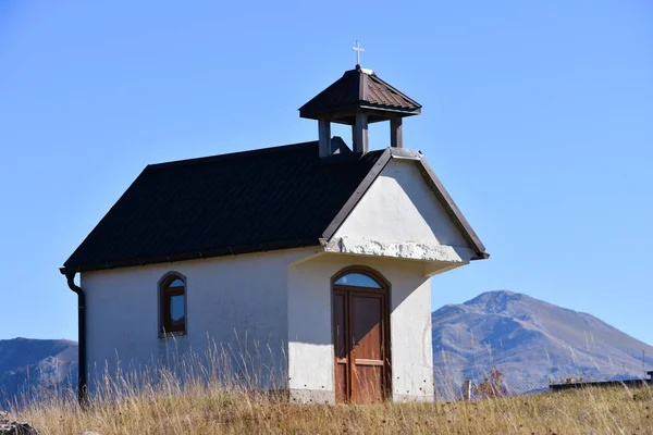 Een Kapel Een Heuvel Een Zonnige Dag — Stockfoto