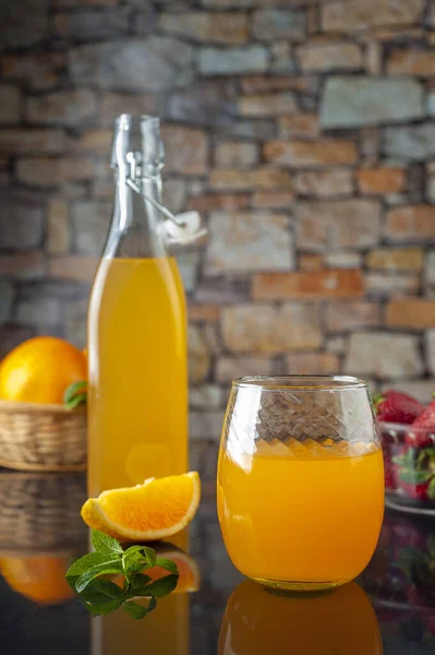 Vaso Una Botella Zumo Naranja Fresco Sobre Mesa — Foto de Stock