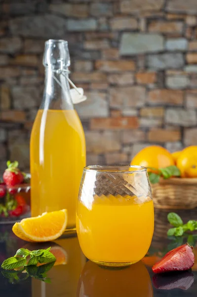 Vaso Una Botella Zumo Naranja Delicioso Frutas Bayas Dispuestos Mesa — Foto de Stock