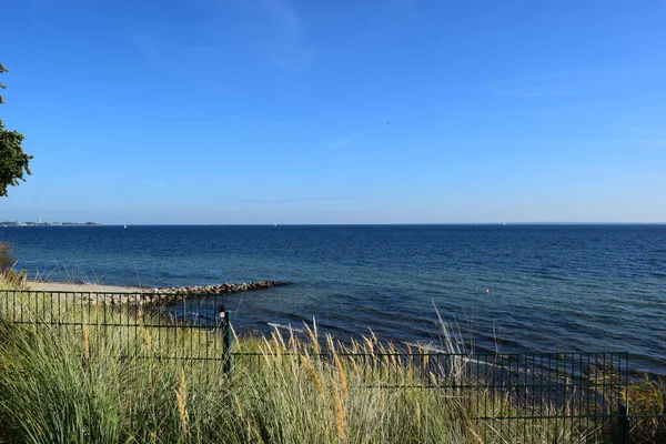 Ένας Όμορφος Ορίζοντας Της Θάλασσας Από Ένα Φράχτη Ένα Ηλιόλουστο — Φωτογραφία Αρχείου