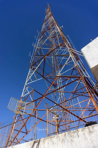 Мовна Вежа Різними Типами Антен Встановлених Ній Диполь Vhf — стокове фото