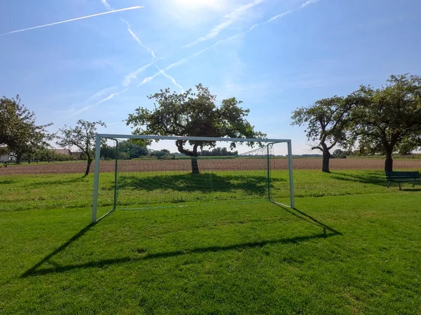 Una Puerta Fútbol Campo Verde Día Soleado —  Fotos de Stock