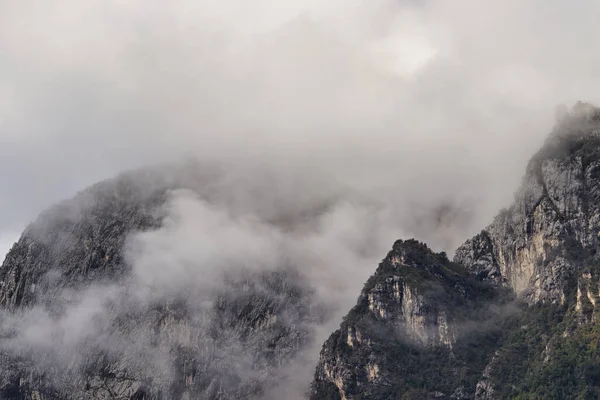 Хмарочос Вкриває Вершини Скелястих Гір Навколо Озера Гарда — стокове фото