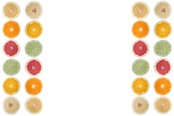 コピースペース付きの白い背景に隔離された新鮮な柑橘類のスライスのセット — ストック写真