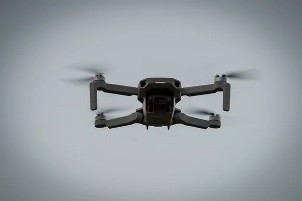 Dron Volador Escala Grises Con Fondo Borroso Espacio Para Copiar —  Fotos de Stock