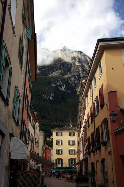 Eine Flache Aufnahme Alter Farbenfroher Gebäude Einem Schönen Gardasee Italien — Stockfoto