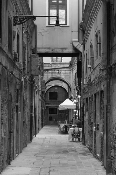 Μια Ασπρόμαυρη Φωτογραφία Από Τους Όμορφους Δρόμους Της Βενετίας — Φωτογραφία Αρχείου