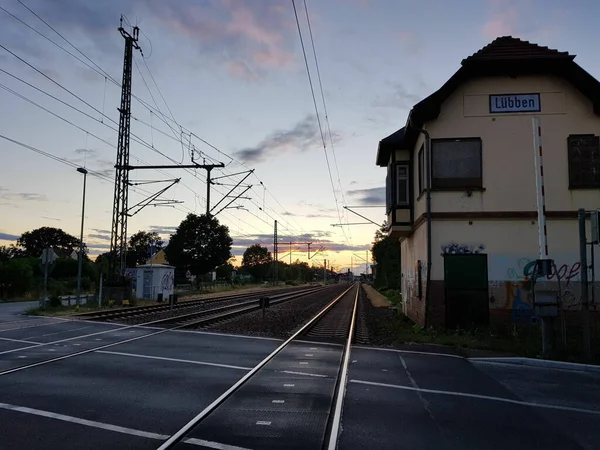 Ferrocarril Una Ciudad Frente Amanecer — Foto de Stock