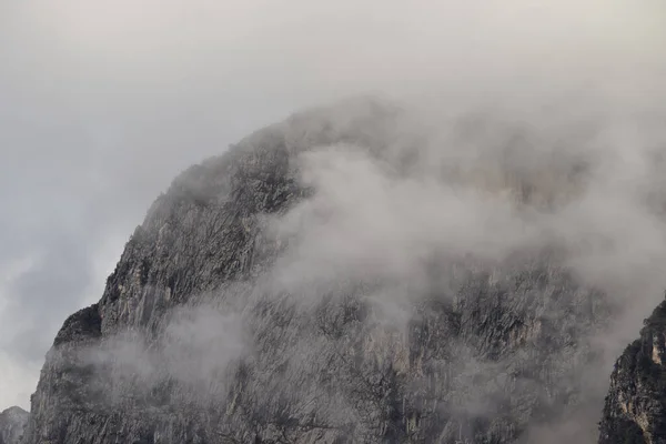 Ένα Σύννεφο Που Καλύπτει Τις Κορυφές Των Βραχωδών Βουνών Γύρω — Φωτογραφία Αρχείου