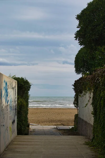 Eine Vertikale Aufnahme Der Straße Zum Meer Mit Welligem Wasser — Stockfoto
