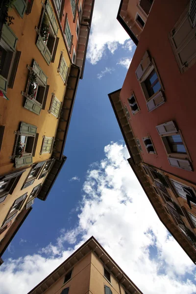 イタリアのガルダシーの住宅街の狭い通りから撮影された低角度 — ストック写真