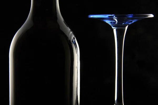 Une Silhouette Une Bouteille Vin Rouge Verre Dans Fond Noir — Photo