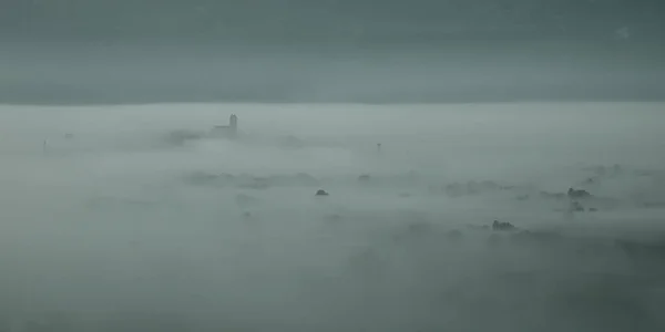 Hırvat Köyü Dugopolje Sisli Karanlık Bir Sabah — Stok fotoğraf