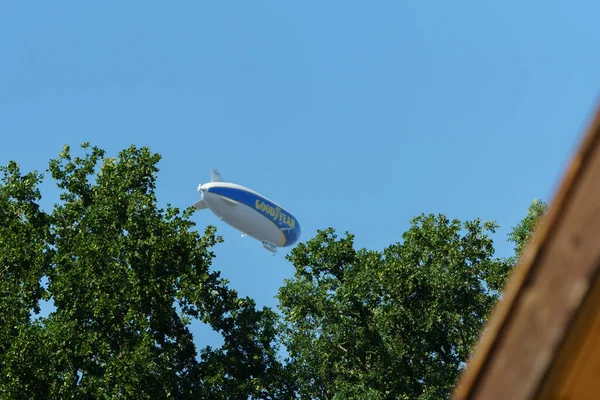 Bodensee Germany 2020年8月9日 夏のツリーの後ろにツェッペリンNt — ストック写真