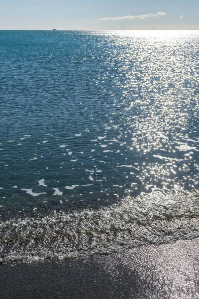 Θάλασσα Κύματα Ηλιόλουστη Ημέρα Αντανακλάσεις — Φωτογραφία Αρχείου