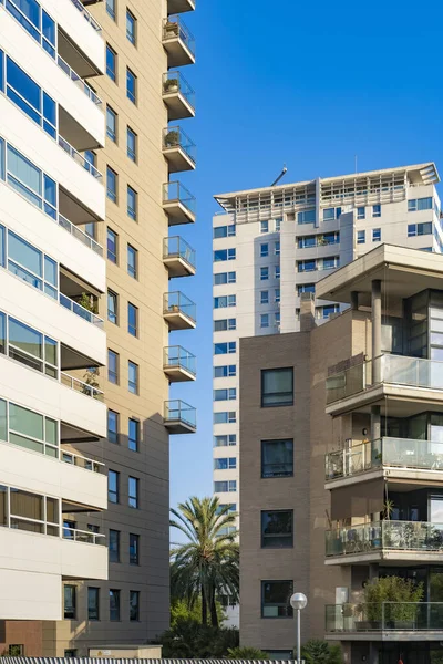 バルセロナ カタルーニャ州 スペインの現代的なアパートの垂直ショット — ストック写真