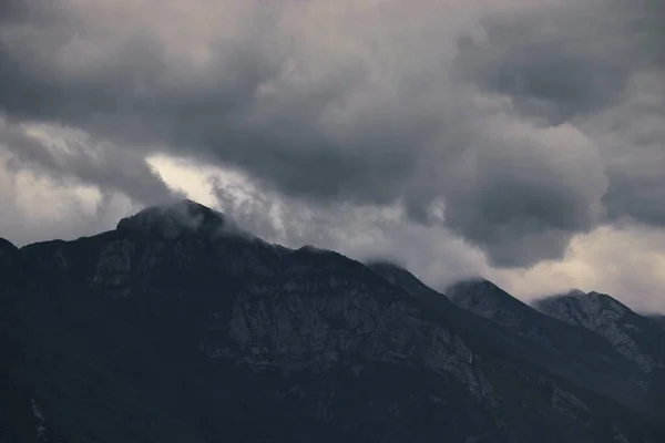 Paesaggio Nuvoloso Che Copre Cime Delle Montagne Rocciose Intorno Lago — Foto Stock