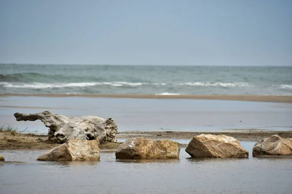 Piękny Pejzaż Morski Szorstkie Formacje Skalne Plaży — Zdjęcie stockowe