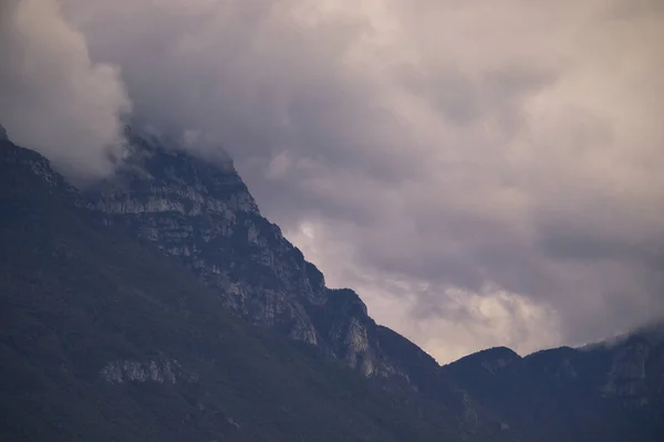 Paisaje Nublado Que Cubre Los Picos Las Montañas Rocosas Alrededor — Foto de Stock