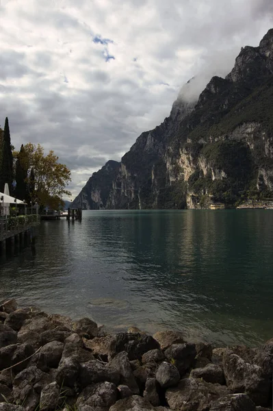 Μια Όμορφη Σκηνή Της Λίμνης Garda Στην Ιταλία — Φωτογραφία Αρχείου