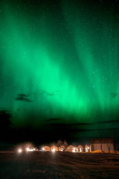 Vertical Shot Breathtaking Polar Lights Starry Sky Night Meadow Cabins — Stockfoto
