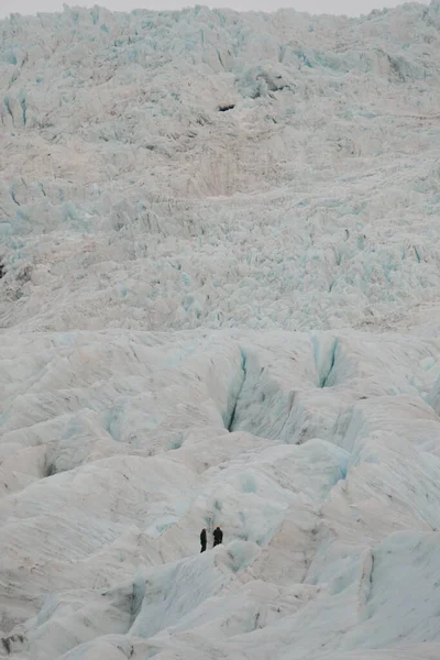 Couple Tourists Solheimajokull Glacier Iceland — ストック写真