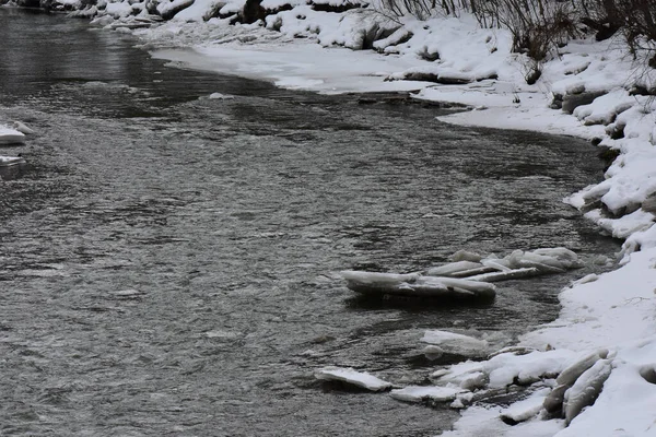 Chilling View Mountain River Flowing Downstream Winter — Zdjęcie stockowe
