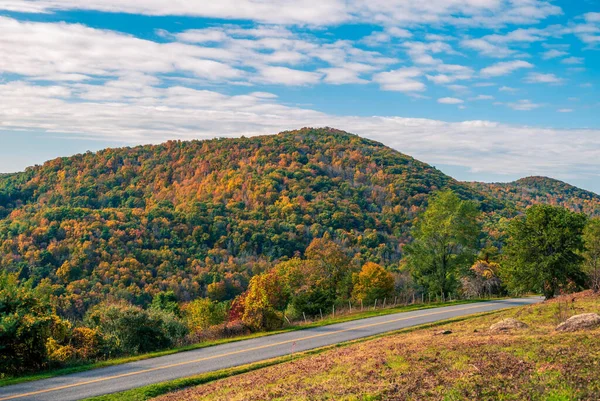 道路のある山の風景の美しいショット — ストック写真